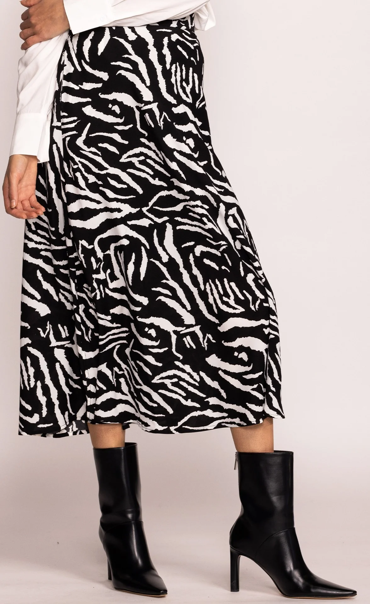 The Kelly Skirt Black - Image 4